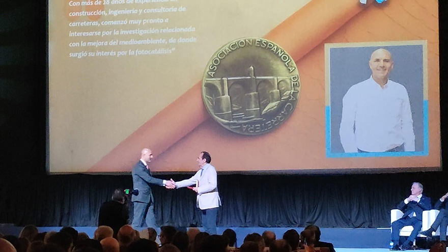El presidente de AIF/ PTF, David Almazán, recibe la Medalla de Honor de la Carretera